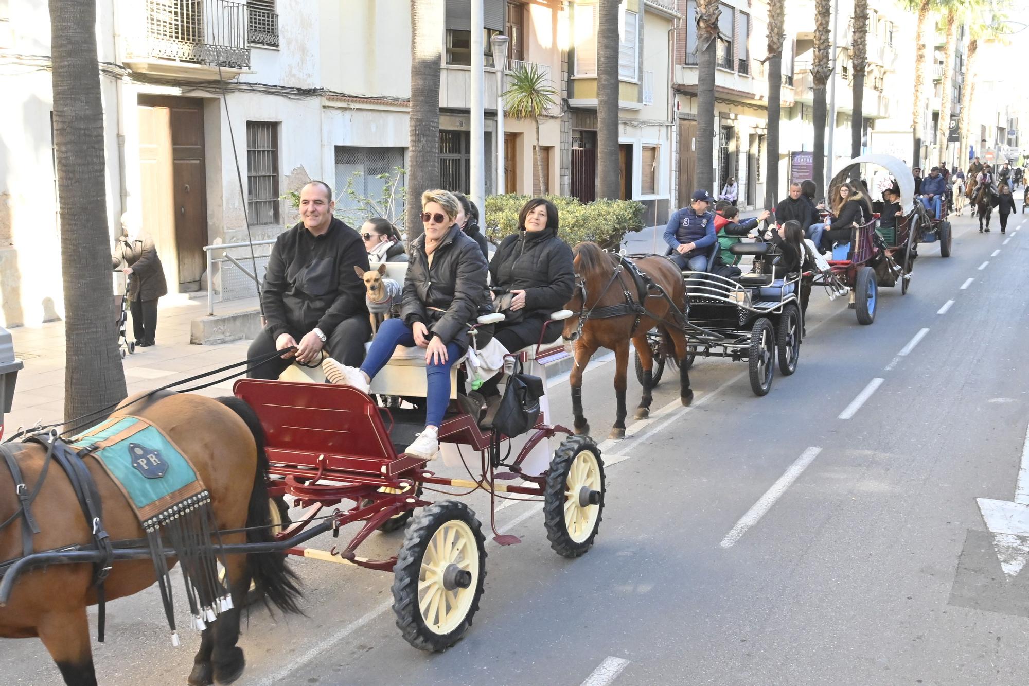Carros y caballos llenan las calles de Vila-real por Sant Antoni
