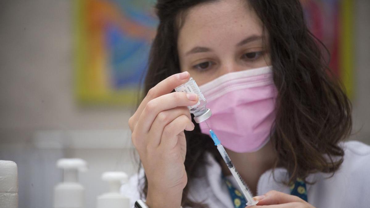 Una enfermera prepara una vacuna en el Hospital de Sant Joan de Alicante