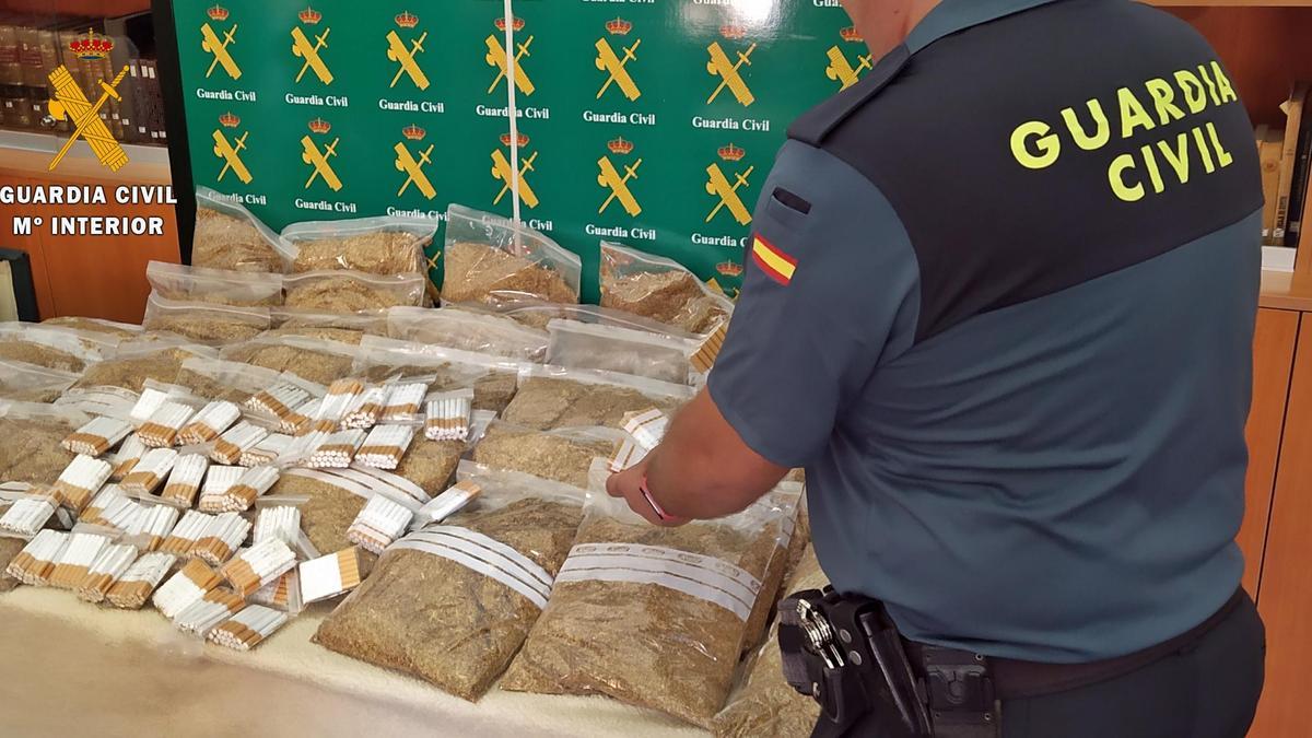 Picadura de tabaco y cigarrillos caseros intervenidos por la Guardia Civil.