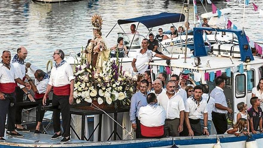 Momento de la procesión marinera con la imagen de la Virgen del Carmen