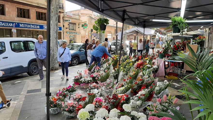 El Día de la Madre llena de flores y gente la Rambla de Palma