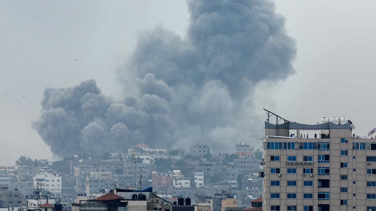 Columna de humo sobre Gaza tras un ataque aéreo israelí