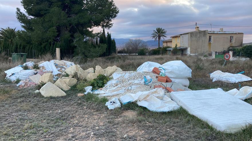 Los ecologistas exigen medidas contundentes para acabar con los vertidos en la zona rural de Monóvar