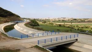 El canal Segarra-Garrigues a la altura del Talladell, con Tàrrega al fondo. 