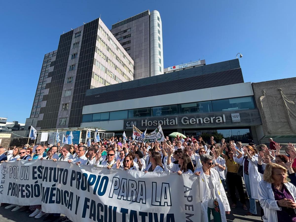 Facultativos se concentran este lunes frente al Hospital La Paz de Madrid