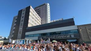 Facultativos se concentran este lunes frente al Hospital La Paz de Madrid