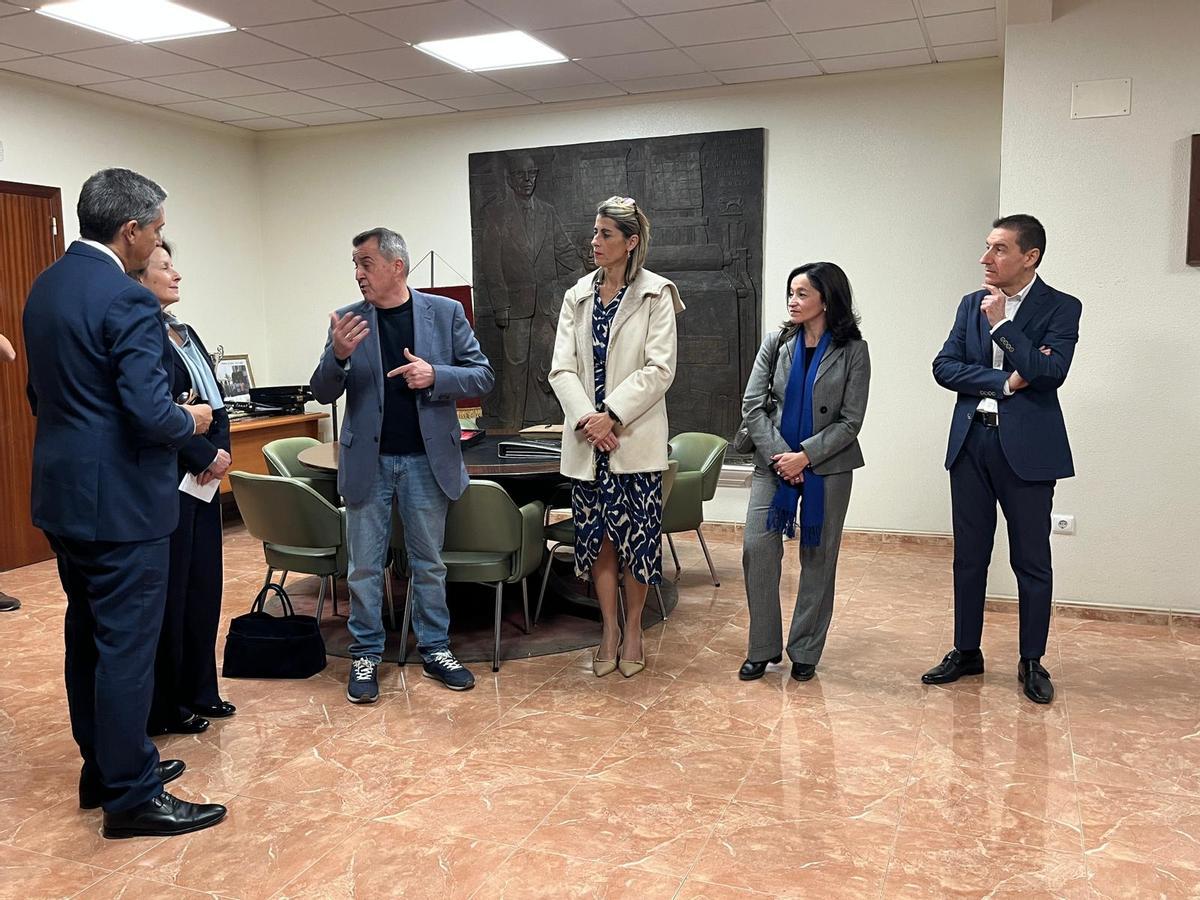 El director general de Alfombras Imperial, Salvador Pastor, explica la historia de la fábrica a los responsables europeos