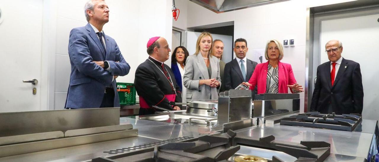 Mar Viqueira, segunda por la derecha, muestra la cocina. | I.ABELLA