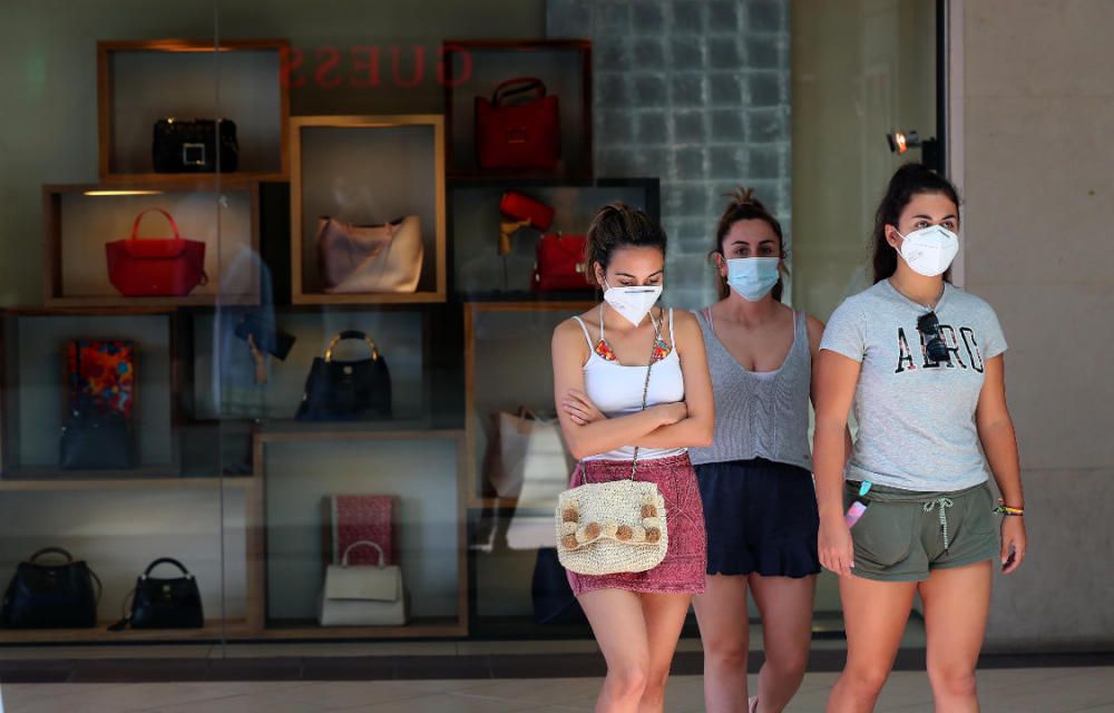 Primer día tras el estado de alarma: playas, centros comerciales y vuelos en Manises