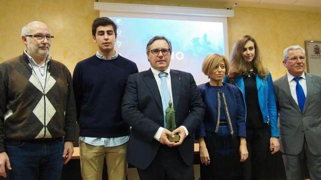 Por la izquierda, Pedro Tardón, Jaime Noval, Luis Miguel Suárez (presidente de la Orden del Sabadiego), Amparo Antuña (alcaldesa de Noreña), Inés Moreno y Pepín Robles, ayer, en Noreña.