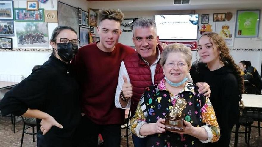 Foto de familia con el ‘Cacau d’Or’ que ha ganado el bar Casa Paquita por servir el mejor ‘esmorzar’.