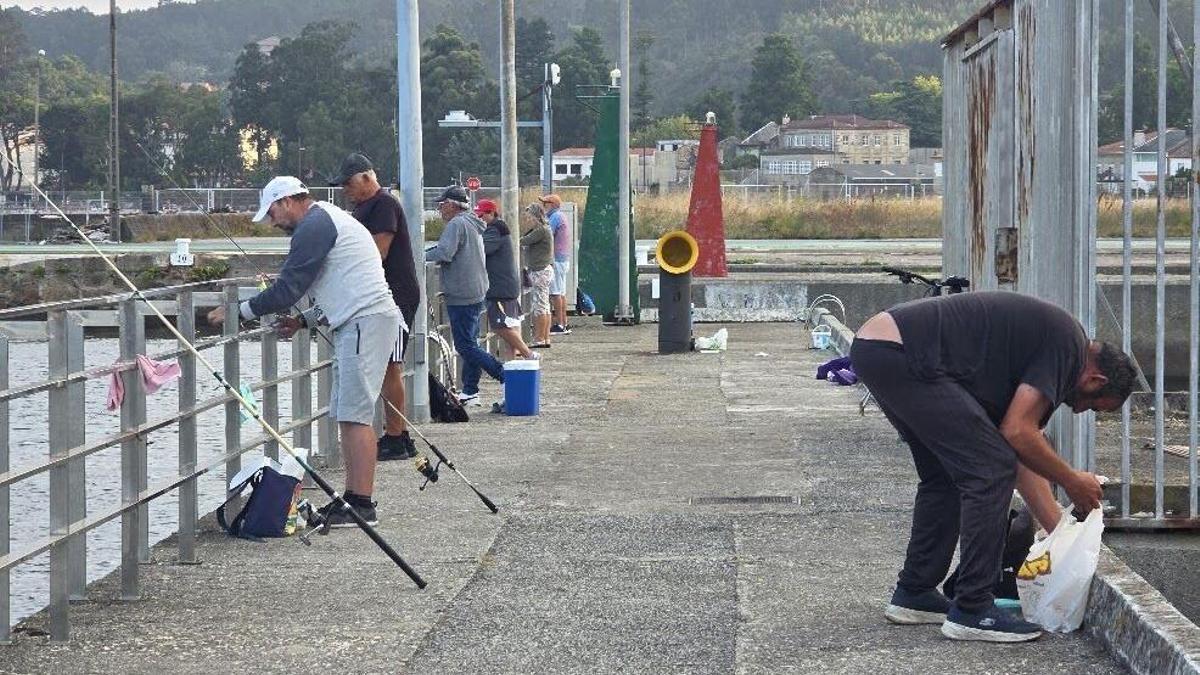 Vecinos y turistas disparan la pesca recreativa en los puertos gallegos