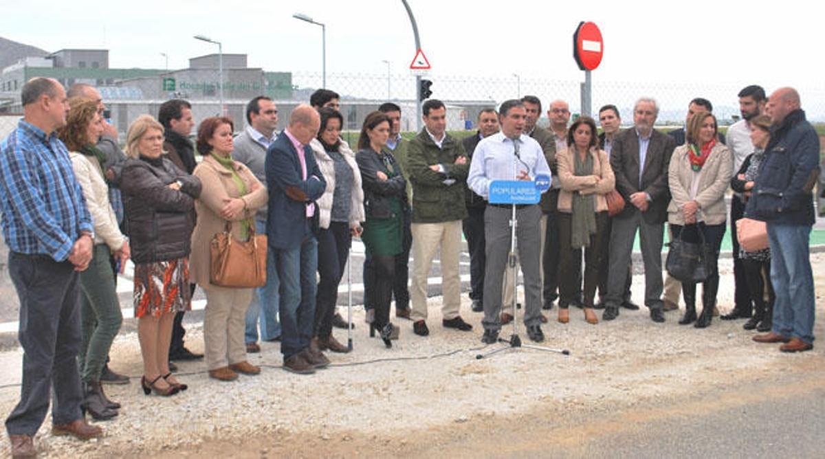 Juanma Moreno y Bendodo, ante la parcela del edificio.