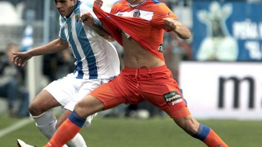 Miku pelea por un balón durante un partido con el Getafe en Málaga. // Jorge Zapata