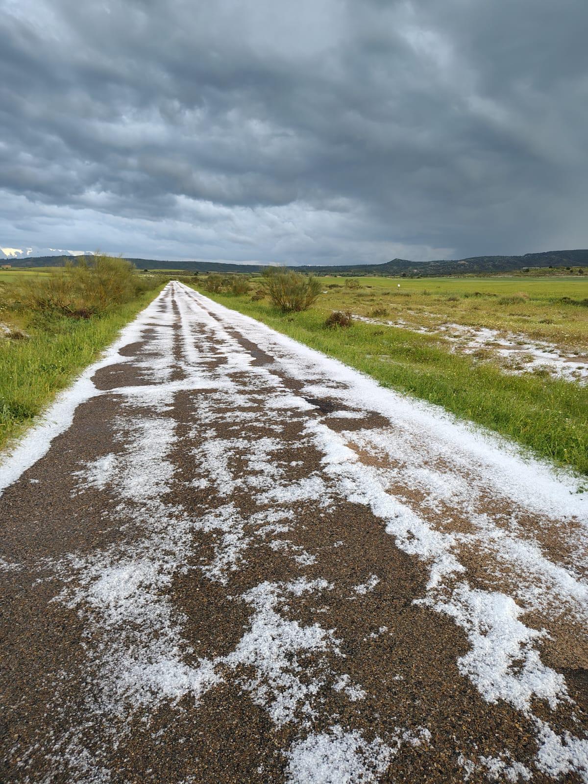 Una carretera de Lanaja, este sábado, cubierta de granizo.