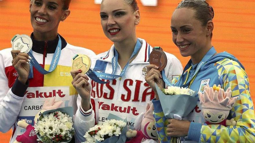 Ona Carbonell, primera por la izquierda, posa con su medalla de plata en solo técnico.