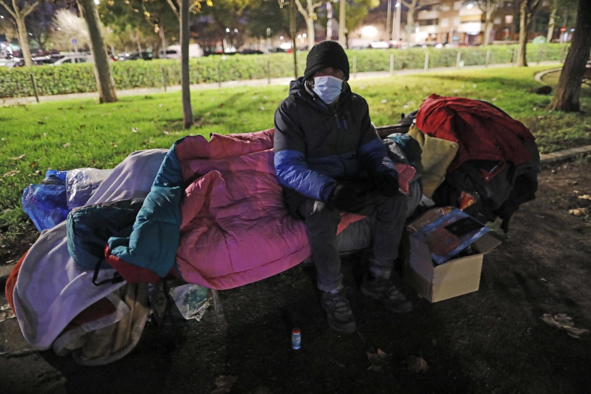 Amigos de la Calle reparte alimentos calientes y ropa para que las personas sin techo ganen la batalla a las bajas temperaturas