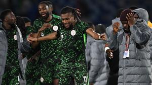 Los nigerianos celebran su triunfo de este sábado en la Copa África.