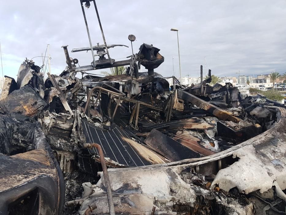 Arde un yate en el puerto pesquero de Alicante