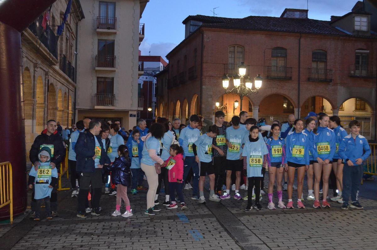 Preparados para iniciar el recorrido de la carrera nocturna.