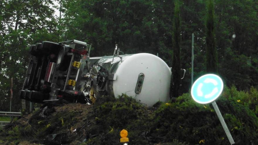 Un camió bolca a la rotonda de la C-37 a la Vall d&#039;en Bas