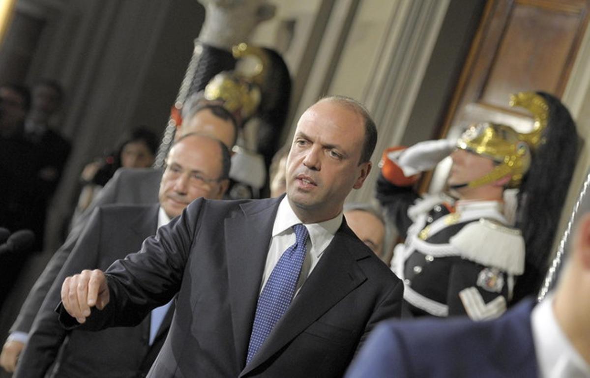 Angelino Alfano, de l’NCD, de centredreta, abandona el palau del Quirinal.