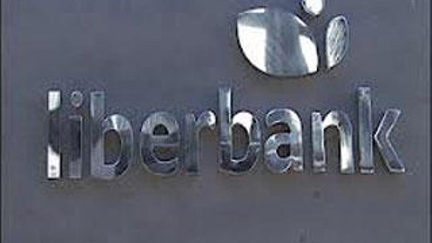 Logotipo de Liberbank en su sede social en Madrid.
