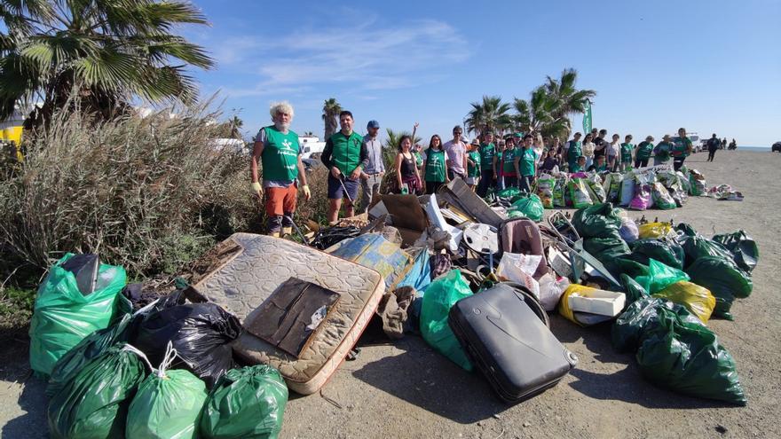Operación limpieza en el solar ‘independizado’ de Málaga