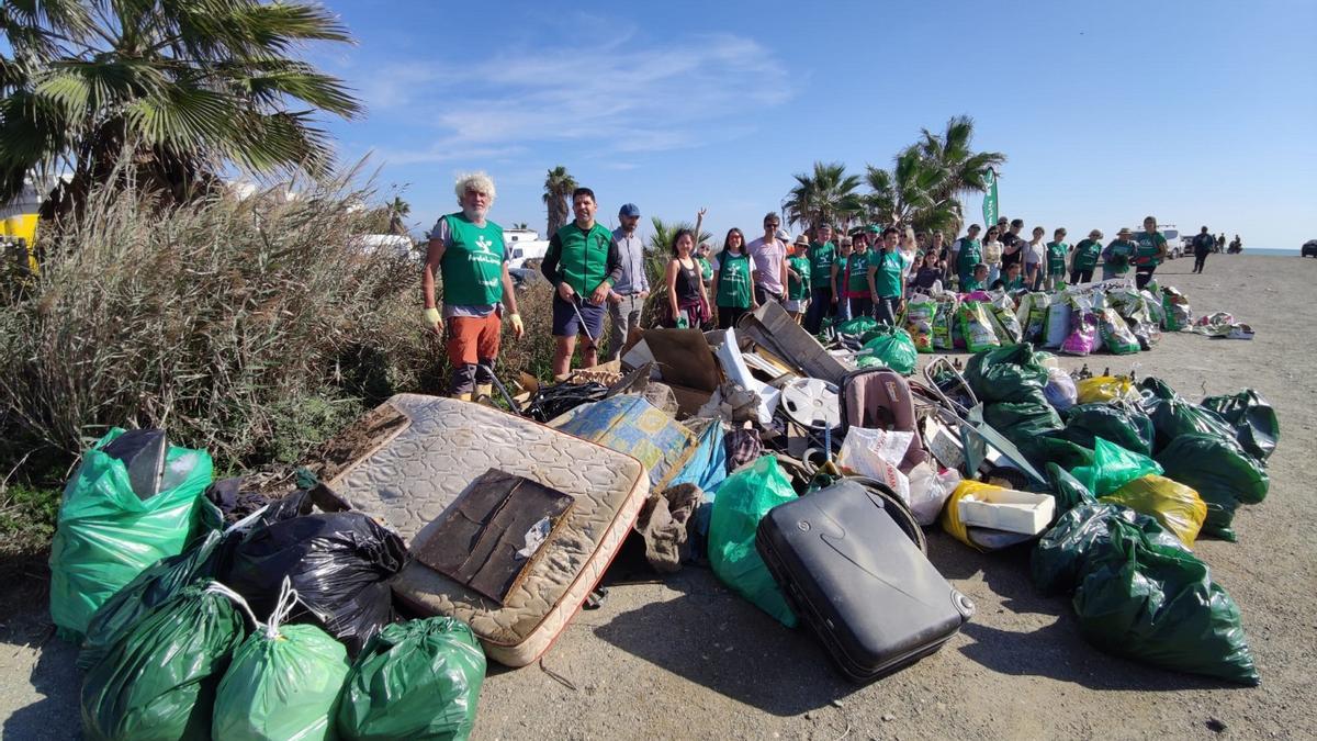 Voluntarios de Andalimpia y otros colectivos, con la basura retirada durante dos horas de los antiguos terrenos del Butano, el pasado domingo.