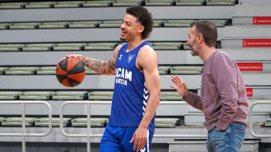 Jonah Radebaugh, nuevo fichaje, ayer con Sito Alonso en el Palacio de los Deportes. | UCAM MURCIA CB