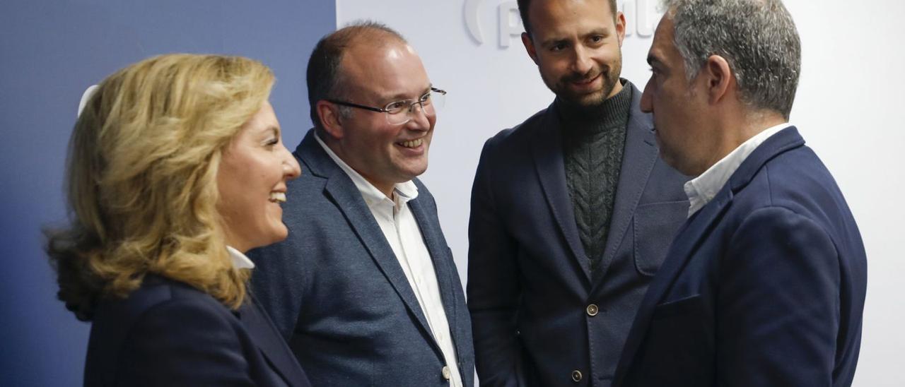 Por la izquierda, Teresa Mallada, Miguel Tellado (vicesecretario general de organización), Álvaro Queipo y Elías Bendodo (coordinador general del PP), en abril de este año, cuando ambos dirigentes nacionales visitaron Asturias. | Luisma Murias