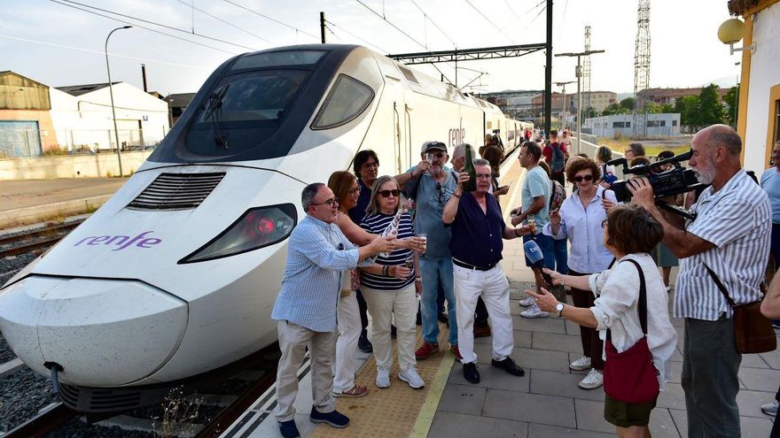 Vídeo | Churros, champán y ambiente festivo para recibir al primer Alvia que entra en Plasencia