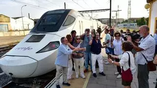 Churros, champán y ambiente festivo para recibir al primer Alvia que entra en Plasencia