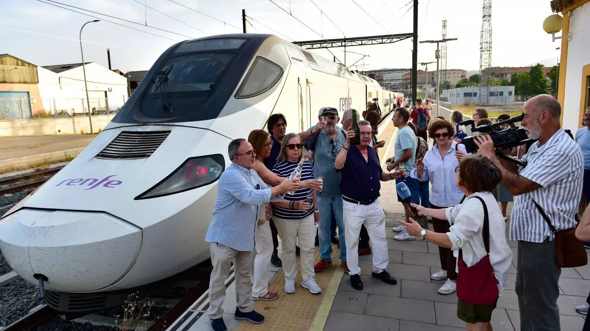 Churros, champán y ambiente festivo para recibir al primer Alvia que entra en Plasencia