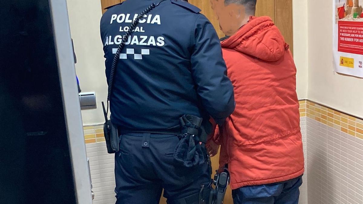 Un policía de Alguazas arresta al sujeto.