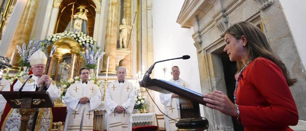 Pepa Pardo lee la ofrenda a la Virgen Peregrina ante el arzobispo Julián Barrio. |   // GUSTAVO SANTOS