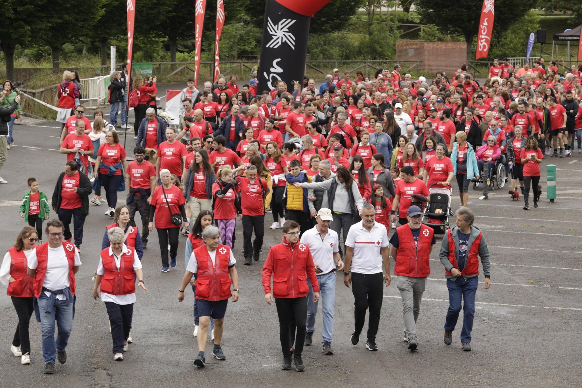 Así fue la marcha solidaria de Cruz Roja en Gijón (en imágenes)