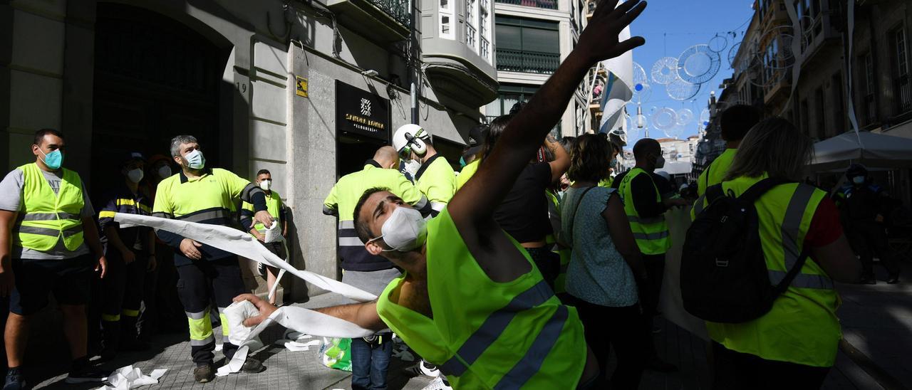 Un trabajador lanza un rollo de papel higiénico al Concello.