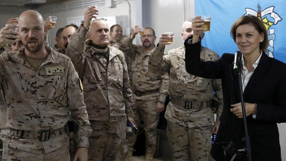 La ministra de Defensa, María Dolores de Cospedal, brinda con las tropas españolas en Besmayah (Irak)