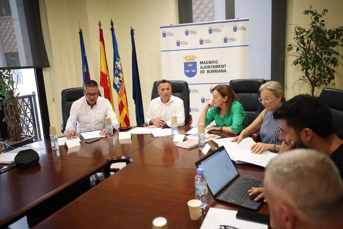 El alcalde de Burriana, Jorge Monferrer, junto al concejal de Vía Pública, Mario Trullen, y la concejal de Sanidad, Isabel Monfort