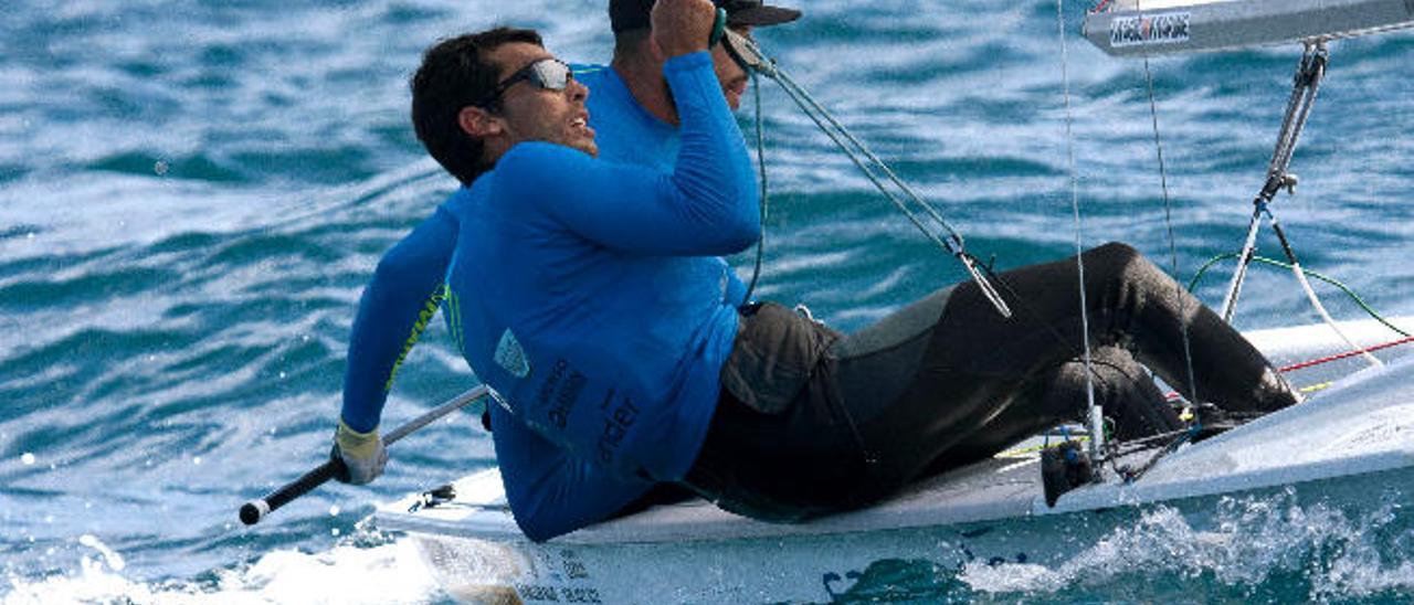 Onán Barreiros y Juan Curbelo, en plena competición en una pasada regata.