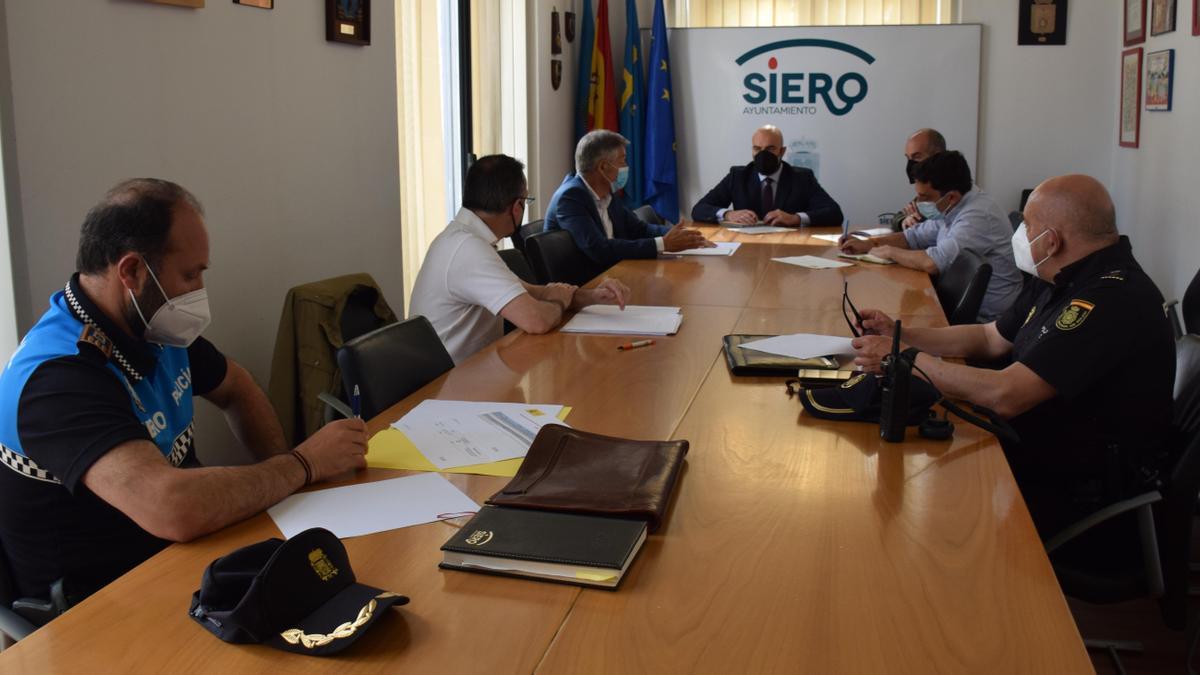 Reunión mantenida en el Ayuntamiento de Siero para preparar el dispositivo de cara a las oposiciones.