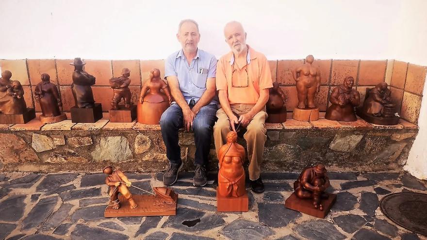 El artista Pedro Monago entrega doce esculturas al museo etnográfico de Olivenza