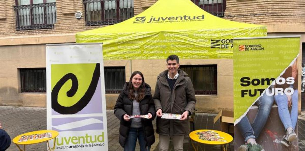 La presidenta del IAJ, Cristina Navarro, junto al concejal de Juventud del Ayuntamiento de Huesca, Guillermo Gómez, muestran las pulseras de detección de sumisión química.