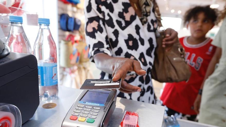 Adiós a pagar con tarjeta de crédito este mes de septiembre: la alerta par hacerlo con efectivo en supermercados tiendas y locales de ocio