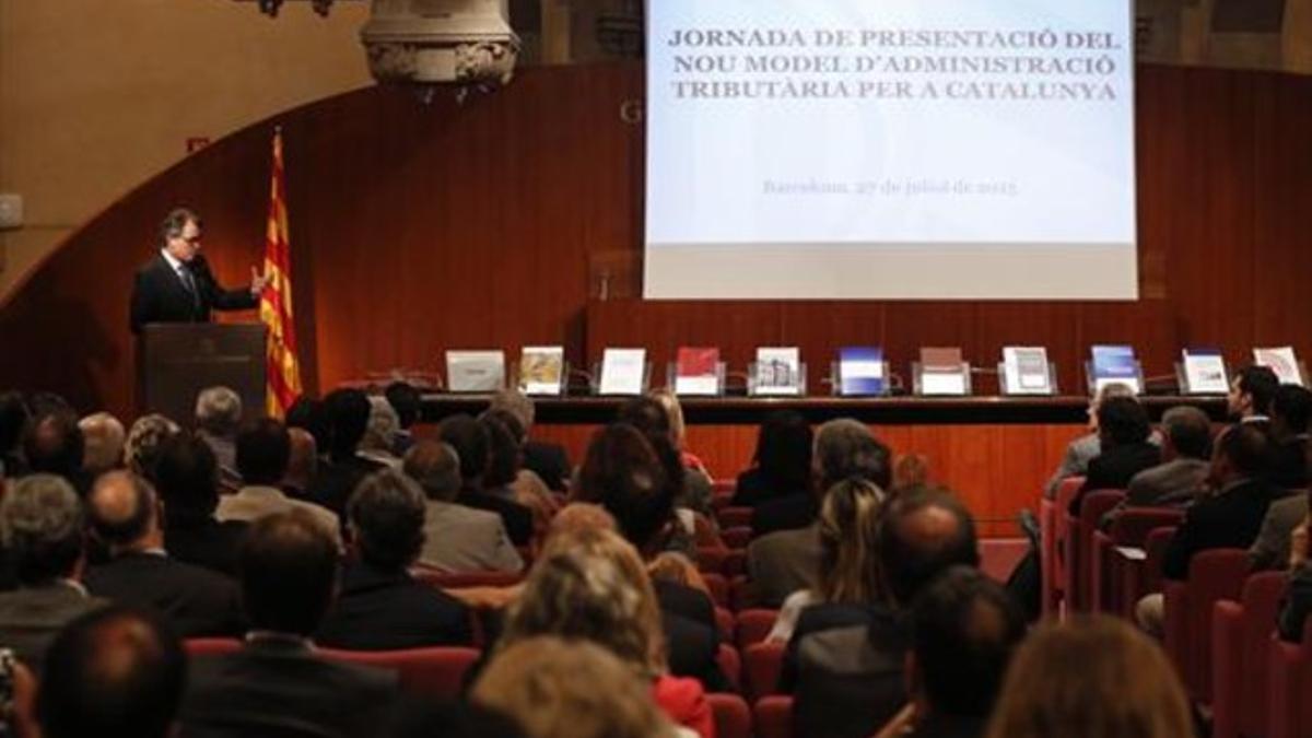 Artur Mas, ayer, presentando la Hacienda propia en la Generalitat.