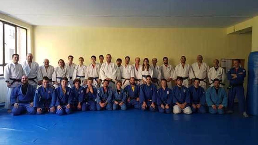 Foto de familia del entrenamiento del Judo Mieres.