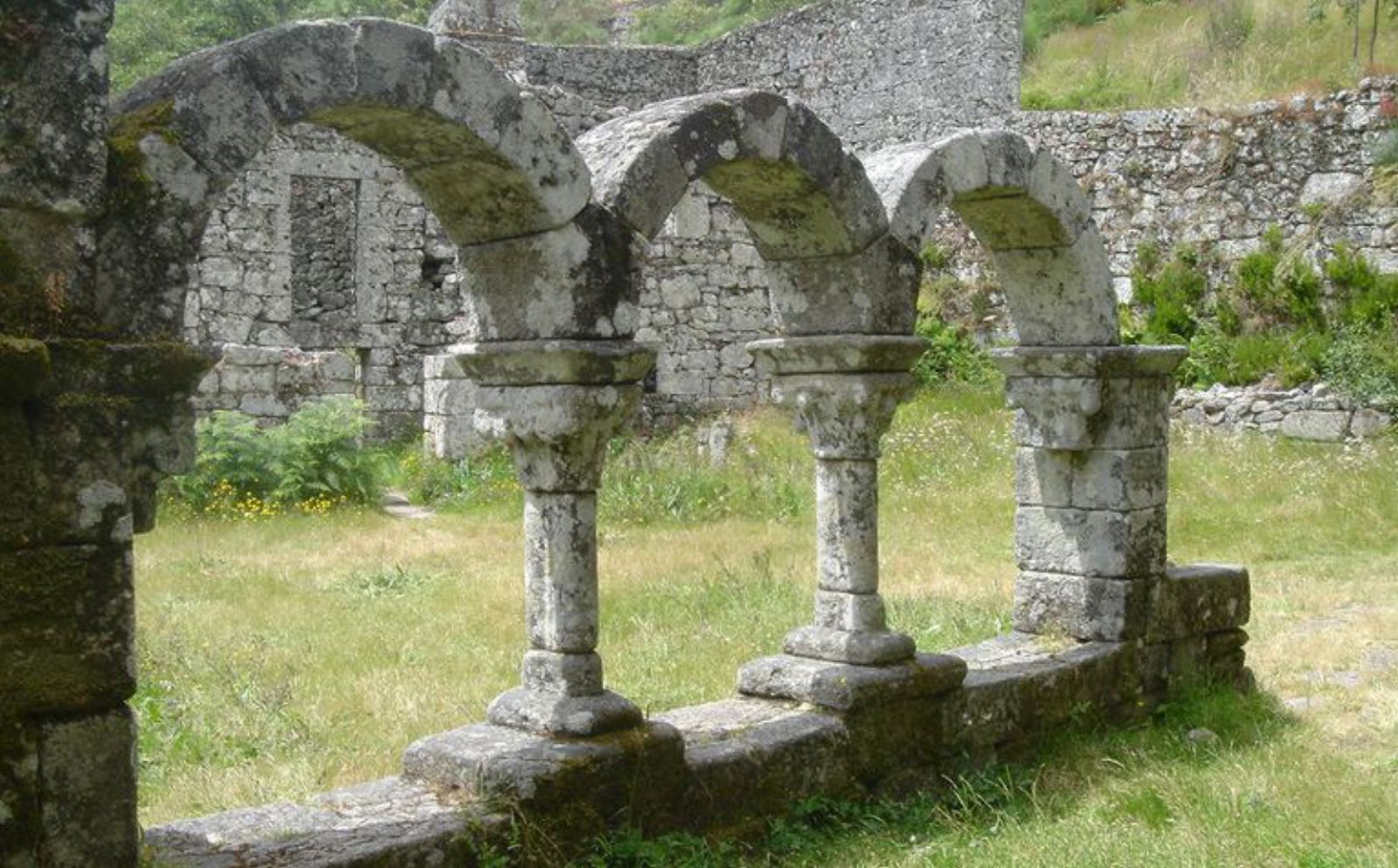 Arcadas do claustro.