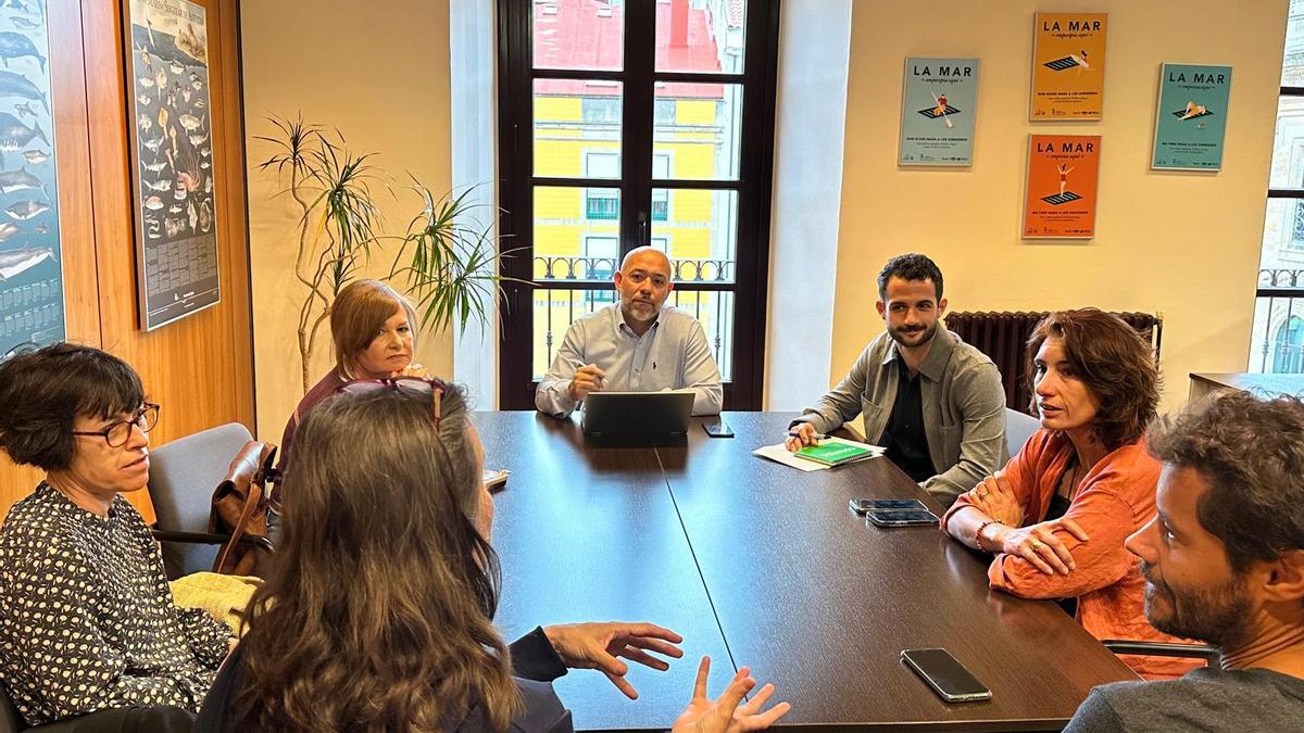 Rodrigo Pintueles, al fondo, preside la reunión con cuidadores felinos.