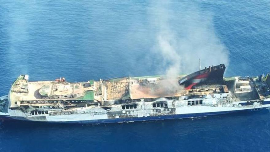 Imagen tomada ayer desde el helicóptero de la Guardia Civil del ferry incendiado en alta mar.